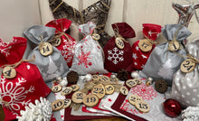 Lade das Bild in den Galerie-Viewer, Adventskalender,Landhausstil Adventskalender zum befüllen, 24 Säckchen zum Advent, Adventskalender Zahlen aus Holz, grau/rot