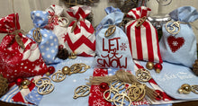Lade das Bild in den Galerie-Viewer, Adventskalender für Kinder, Landhausstil Adventskalender zum Befüllen, 24 Säckchen zum Advent , Adventskalender Zahlen aus Holz, blau / rot