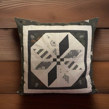 Load image into Gallery viewer, Patchwork Kissenhülle, Landhausstil Kissenbezug, grau/weiß/grün 50x50cm