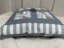 Carregar imagem no visualizador da galeria, Patchwork Kissenhülle, Landhausstil Kissenbezug, grau/weiß/beige 40x40cm.