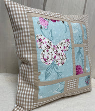 Carregar imagem no visualizador da galeria, Patchwork Kissenhülle, Landhausstil Kissenbezug, blau / beige 40x40cm.