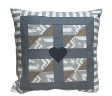 Carregar imagem no visualizador da galeria, Patchwork Kissenhülle, Landhausstil Kissenbezug, grau/weiß/beige 40x40cm.