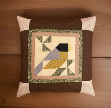 Carregar imagem no visualizador da galeria, Patchwork Kissenhülle, Landhausstil Kissenbezug, * Vogel *braun/gelb/grau 40x40cm
