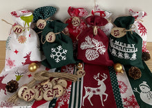 Lade das Bild in den Galerie-Viewer, Adventskalender,Landhausstil Adventskalender zum befüllen , 24 Säckchen zum Advent , Adventskalender Zahlen aus Holz, grün/rot/weiß