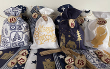 Lade das Bild in den Galerie-Viewer, Adventskalender für Kinder, Landhausstil Adventskalender zum Befüllen, 24 Säckchen zum Advent , Adventskalender Zahlen aus Holz, blau /weiß