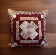 Load image into Gallery viewer, Patchwork Kissenhülle, Landhausstil Kissenbezug, beige/weinrot