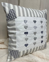 Carregar imagem no visualizador da galeria, Patchwork Kissenhülle, Landhausstil Kissenbezug, grau /weiß 40x40cm.