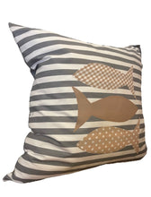 Lade das Bild in den Galerie-Viewer, Maritime Kissenhülle, Landhausstil Kissenbezug, Dekokissen *Fische* grau/weiß gestreift