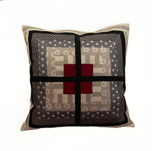 Carregar imagem no visualizador da galeria, Patchwork Kissenhülle, Landhausstil Kissenbezug, grau/ rot/ weiß 40x40cm