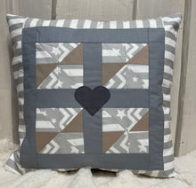 Carregar imagem no visualizador da galeria, Patchwork Kissenhülle, Landhausstil Kissenbezug, grau/weiß/beige 40x40cm.