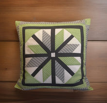 Lade das Bild in den Galerie-Viewer, Patchwork Kissenhülle, Landhausstil Kissenbezug, grau/weiß/grün 40x40cm