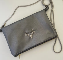 Carregar imagem no visualizador da galeria, Handgefertigte Umhängetasche, Handtasche in Silber Kunstleder