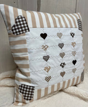 Carregar imagem no visualizador da galeria, Patchwork Kissenhülle, Landhausstil Kissenbezug, beige /weiß 40x40cm.
