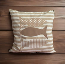 Lade das Bild in den Galerie-Viewer, Maritime Kissenhülle, Landhausstil Kissenbezug, Dekokissen *Fische* beige/weiß gestreift