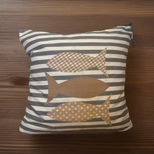 Lade das Bild in den Galerie-Viewer, Maritime Kissenhülle, Landhausstil Kissenbezug, Dekokissen *Fische* grau/weiß gestreift