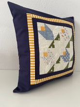 Lade das Bild in den Galerie-Viewer, Patchwork Kissenhülle, Landhausstil Kissenbezug, blau/grün/gelb 40x40cm