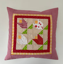 Lade das Bild in den Galerie-Viewer, Patchwork Kissenhülle, Landhausstil Kissenbezug, beige/grün/rot 40x40cm