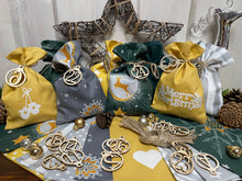 Lade das Bild in den Galerie-Viewer, Adventskalender,Landhausstil Adventskalender zum Befüllen, 24 Säckchen zum Advent , Adventskalender Zahlen aus Holz, grün/Senfgelb