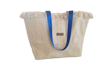 Load image into Gallery viewer, Handgefertigte Strandtasche in beige, mit einem sehr schönen wasserabweisenden mediterranen Innenstoff