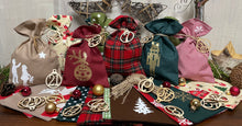 Lade das Bild in den Galerie-Viewer, Adventskalender,Landhausstil Adventskalender zum Befüllen, 24 Säckchen zum Advent , Adventskalender Zahlen aus Holz, rot/beige/grün