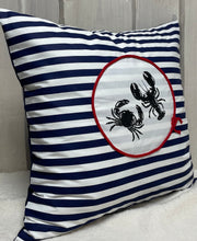 Lade das Bild in den Galerie-Viewer, Maritime Kissenhülle, Kissenbezug, Landhausstil Kissen, Dekokissen * Krebse * blau/weiß gestreift