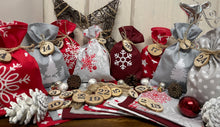 Lade das Bild in den Galerie-Viewer, Adventskalender,Landhausstil Adventskalender zum befüllen, 24 Säckchen zum Advent, Adventskalender Zahlen aus Holz, grau/rot
