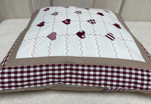 Carregar imagem no visualizador da galeria, Patchwork Kissenhülle, Landhausstil Kissenbezug, dunkelrot /beige /weiß 40x40cm.