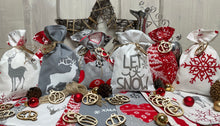 Lade das Bild in den Galerie-Viewer, Adventskalender,Landhausstil Adventskalender zum befüllen , 24 Säckchen zum Advent , Adventskalender Zahlen aus Holz, grau /rot
