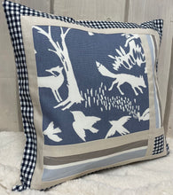 Carregar imagem no visualizador da galeria, Patchwork Kissenhülle, Landhausstil Kissenbezug, blau / creme 40x40cm.