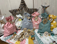 Lade das Bild in den Galerie-Viewer, Adventskalender für Kinder ,Landhausstil Adventskalender zum Befüllen, 24 Säckchen zum Advent , Adventskalender Zahlen aus Holz, pastellfare