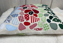 Carregar imagem no visualizador da galeria, Patchwork Kissenhülle, Seeglas Landhausstil Kissenbezug, rot/grün/weiß 40x40cm.