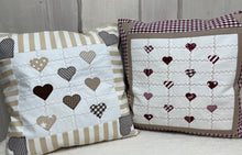 Carregar imagem no visualizador da galeria, Patchwork Kissenhülle, Landhausstil Kissenbezug, beige /weiß 40x40cm.