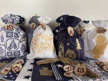 Lade das Bild in den Galerie-Viewer, Adventskalender für Kinder, Landhausstil Adventskalender zum Befüllen, 24 Säckchen zum Advent , Adventskalender Zahlen aus Holz, blau /weiß