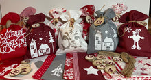 Lade das Bild in den Galerie-Viewer, Adventskalender,Landhausstil Adventskalender zum befüllen, 24 Säckchen zum Advent, Adventskalender Zahlen aus Holz, grau/rot