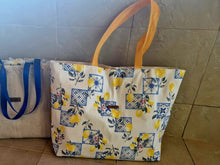Cargar imagen en el visor de la galería, Große Handgefertigte Strandtasche Lemon aus sommerlicher, wasserabweisender Aussenstoff mit Zitronen der an Italien erinnert.