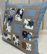 Carregar imagem no visualizador da galeria, Patchwork Kissenhülle, Landhausstil Kissenbezug, blau / beige 40x40cm.