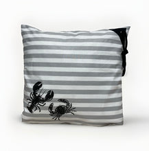 Lade das Bild in den Galerie-Viewer, Maritime Kissenhülle, Kissenbezug, Landhausstil Kissen * Krebse * grau/weiß