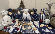Lade das Bild in den Galerie-Viewer, Adventskalender,Landhausstil Adventskalender zum Befüllen, 24 Säckchen zum Advent , Adventskalender Zahlen aus Holz, blau /weiß