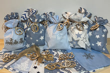 Lade das Bild in den Galerie-Viewer, Adventskalender,Landhausstil Adventskalender zum Befüllen, 24 Säckchen zum Advent , Adventskalender Zahlen aus Holz, blau /weiß