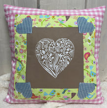 Carregar imagem no visualizador da galeria, Patchwork Kissenhülle, Landhausstil Kissenbezug, beige/rosa/grün 40x40cm.