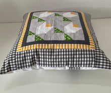 Lade das Bild in den Galerie-Viewer, Patchwork Kissenhülle, Landhausstil Kissenbezug, grau/gelb/grün/weiß 40x40cm