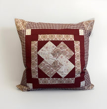 Load image into Gallery viewer, Patchwork Kissenhülle, Landhausstil Kissenbezug, beige/weinrot