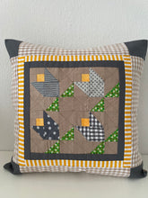 Загрузить изображение в средство просмотра галереи, Patchwork Kissenhülle, Landhausstil Kissenbezug, braun/gelb/grün/beige/grau 40x40cm