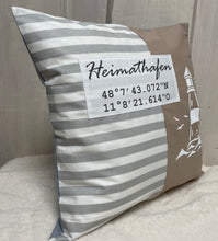 Carregar imagem no visualizador da galeria, Maritimer Kissenbezug personalisiert mit den Koordinaten von deinem Zuhause * Heimathafen * grau/weiß/beige