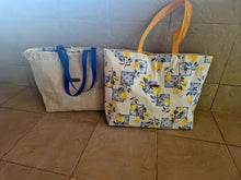 Cargar imagen en el visor de la galería, Große Handgefertigte Strandtasche Lemon aus sommerlicher, wasserabweisender Aussenstoff mit Zitronen der an Italien erinnert.