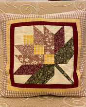 Carregar imagem no visualizador da galeria, Patchwork Kissenhülle, Landhausstil Kissenbezug, beige/creme/rot/grün