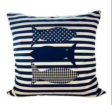 Lade das Bild in den Galerie-Viewer, Maritime Kissenhülle, Landhausstil Kissenbezug, Dekokissen * Fische *blau/weiß