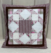 Carregar imagem no visualizador da galeria, Patchwork Kissenhülle, Landhausstil Kissenbezug, beige/altrosa/rot 40x40cm.