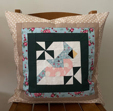 Carregar imagem no visualizador da galeria, Patchwork Kissenhülle, Landhausstil Kissenbezug, Vogel