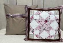 Carregar imagem no visualizador da galeria, Patchwork Kissenhülle, Landhausstil Kissenbezug, beige/altrosa/rot 40x40cm.